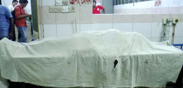সিরাজগঞ্জ পিকআপ উল্টে নারীর মৃত্যু, আহত ১৪