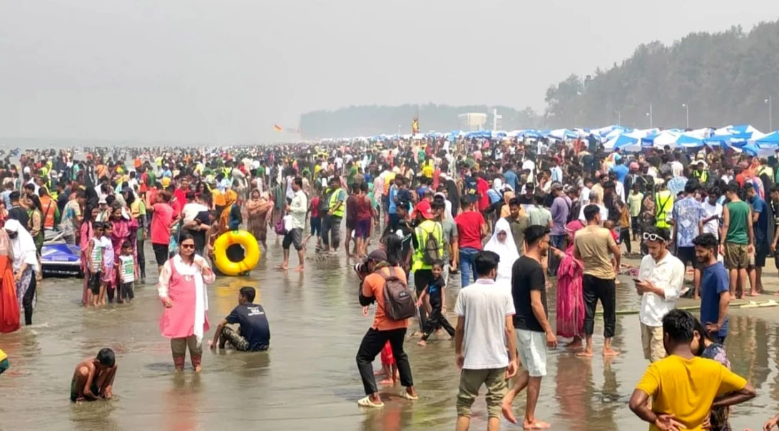 কক্সবাজারে পর্যটকের ঢল, চলছে বর্ষবরণ প্রস্তুতিও