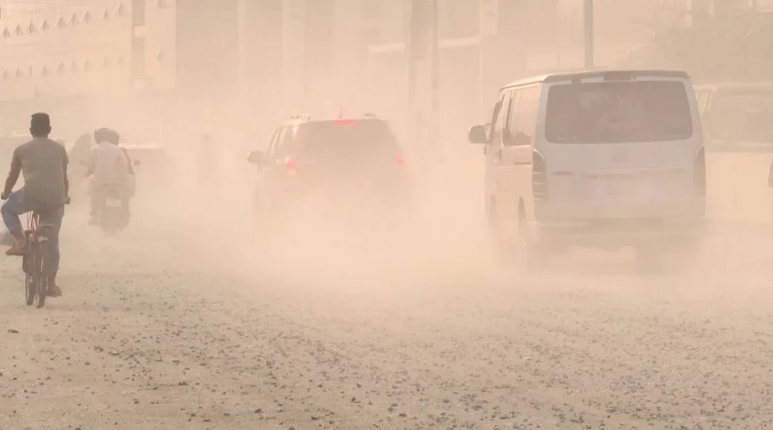দূষিত বাতাসে ঢাকা আজ দ্বিতীয়