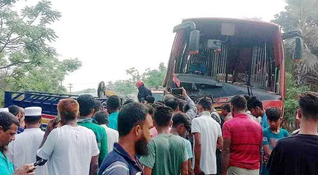 বাস-পিকআপ কেড়ে নিল ১১ প্রাণ