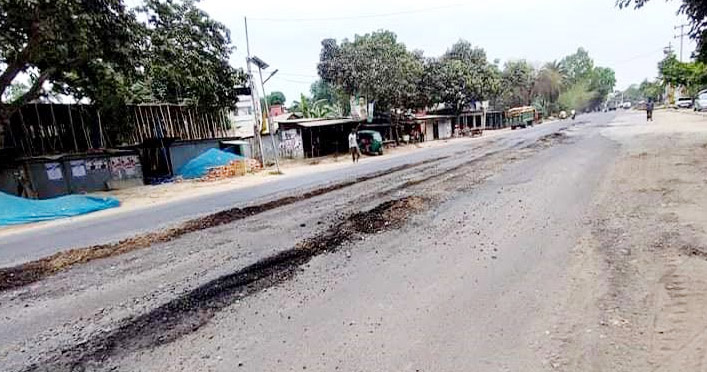 তীব্র রোদে মহাসড়কের পিচ গলে ঝুঁকিতে যানবাহন