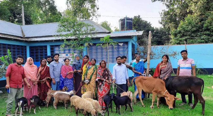 বিরামপুরে ছয় হতদরিদ্রকে স্বাবলম্বী করতে বিনামূল্যে গবাদিপশু বিতরণ