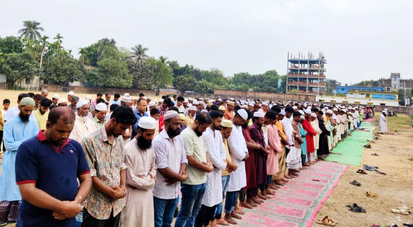উল্লাপাড়ায় নামাজে দাঁড়িয়ে বৃষ্টির প্রার্থণা