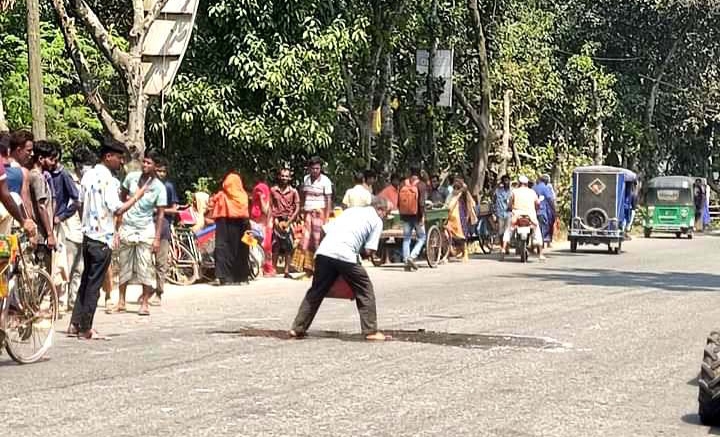 উল্লাপাড়ায় মহাসড়কে গাড়ি চাপায় ভ্যান চালক নিহত