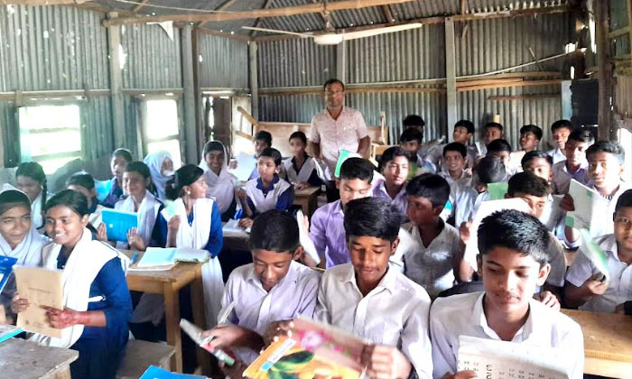 প্রচন্ড তাপদাহে টিনের কক্ষে পাঠদান
