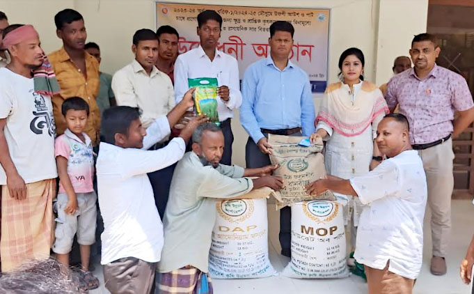 ফুলবাড়ীতে প্রান্তিক কৃষককের মাঝে বিনামূল্যে সার-বীজ বিতরণ