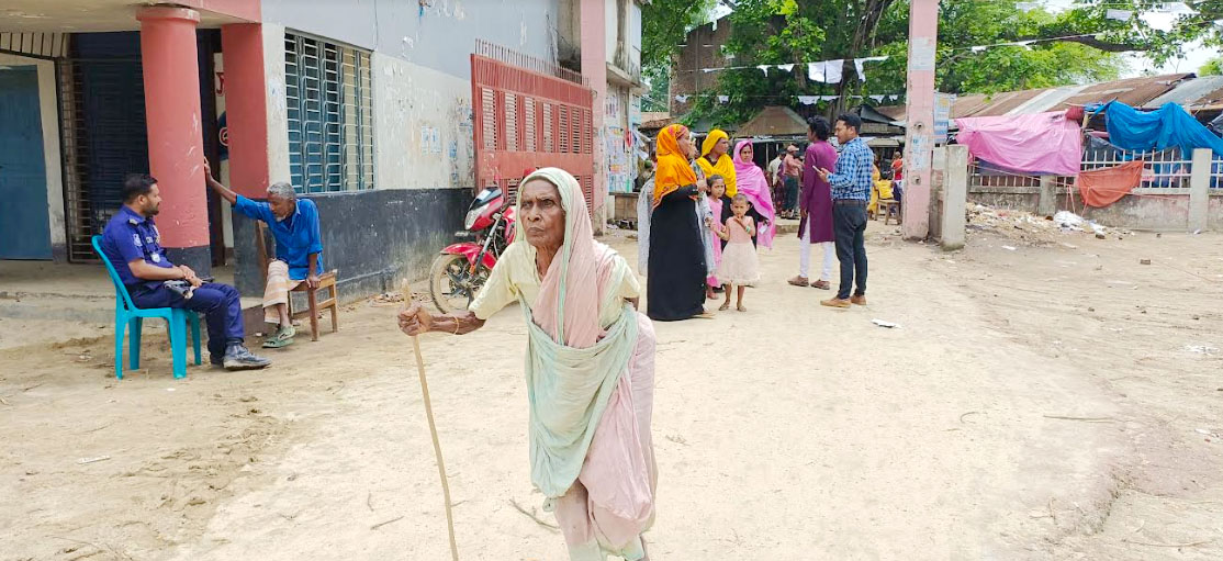 লাঠিতে ভর করে ভোট দিলেন বদলগাছীর তারা বিবি