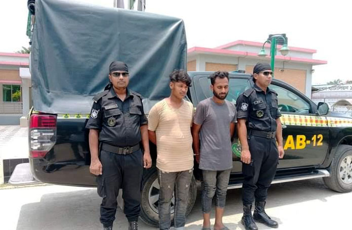 সিরাজগঞ্জে র‌্যাবের অভিযানে ২১৬ কে‌জি গাঁজাসহ দুইজন গ্রেপ্তার