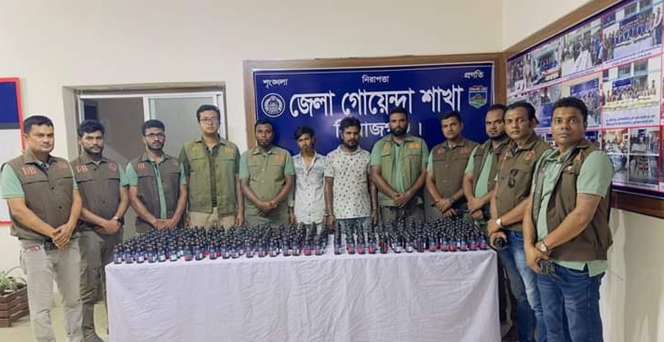 সিরাজগঞ্জে ফেন্সিডিলসহ দুই মাদক ব্যবসায়ী গ্রেফতার