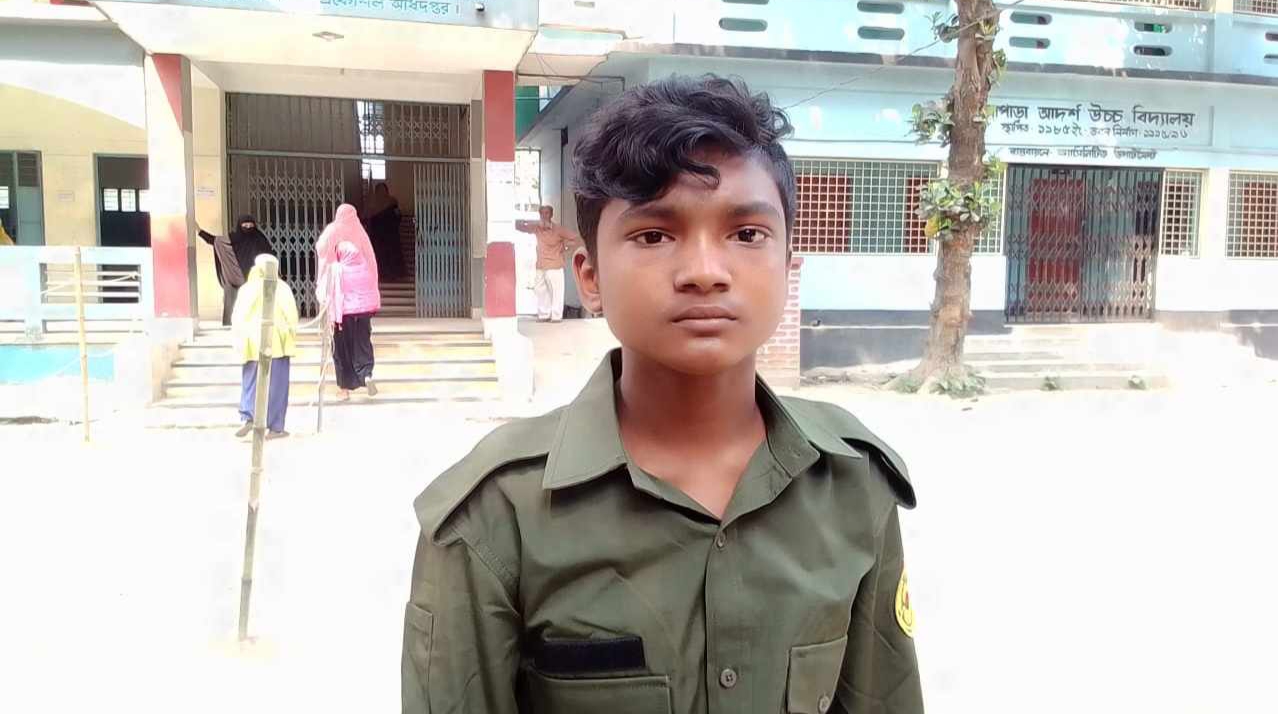 অসুস্থ চাচার পরিবর্তে আনসারের দায়িত্ব পালন করছে অষ্টম শ্রেণির হোসাইন