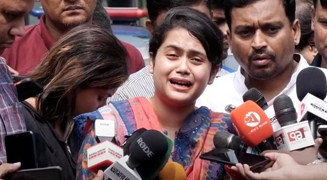 বাবাকে ছুঁয়ে দেখতে চান এমপি আনারের মেয়ে