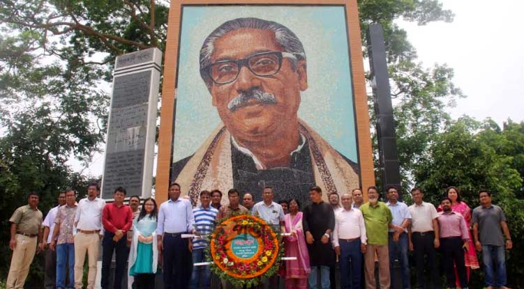 ইবি 'বঙ্গবন্ধু পরিষদের' মুজিব ম্যুরালে শ্রদ্ধাঞ্জলি নিবেদন