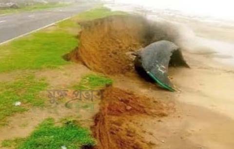 সমুদ্রের ঢেউয়ে ভাঙছে মেরিন ড্রাইভ সড়ক