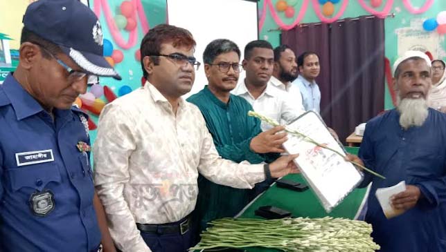 চিলমারীতে ভূমি ও গৃহহীনদের মাঝে কাগজ পত্র সহ ঘর হস্থান্তর