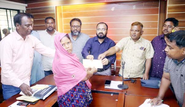 ফুলবাড়ীতে দরিদ্র নারী-পুরুষের মাঝে নগদ অর্থ বিতরণ