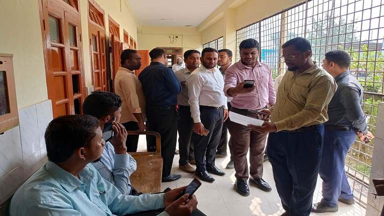 মোরেলগঞ্জে ওষুধ কোম্পানীর প্রতিনিধিদের দৌড়াত্যে রোগীদের ভোগান্তি