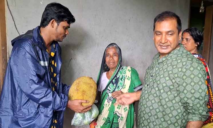 রূপগঞ্জে দুই হাজার পরিবারের মাঝে মৌসুমী ফল বিতরণ
