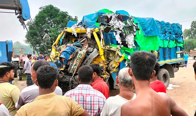 দিনাজপুরে বাস ও ট্রাকের মুখোমুখি সংঘর্ষে ৫ জনের মৃত্যু