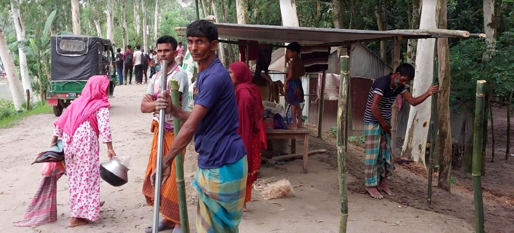 ধুনটে যমুনা নদীর বন্যানিয়ন্ত্রণ বাঁধে আশ্রয় নিচ্ছে বানভাসি মানুষ