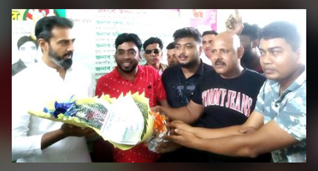 এমপি শেখ সারহান নাসের তন্ময় প্রিয় নেতার সাথে ফুলেল শুভেচ্ছা