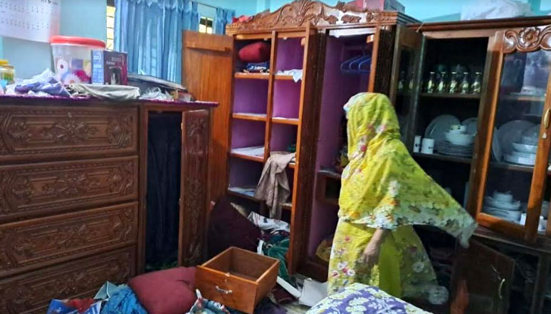 সাঁথিয়ায় এএসপি'র বাড়িতে দুর্র্ধষ ডাকাতি