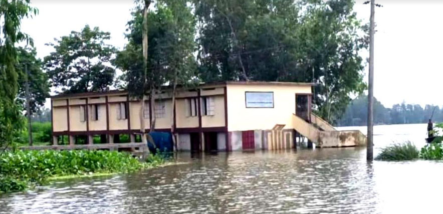 বন্যা কবলিত শতাধিক গ্রাম ৬৫ টি প্রাথমিক বিদ্যালয়