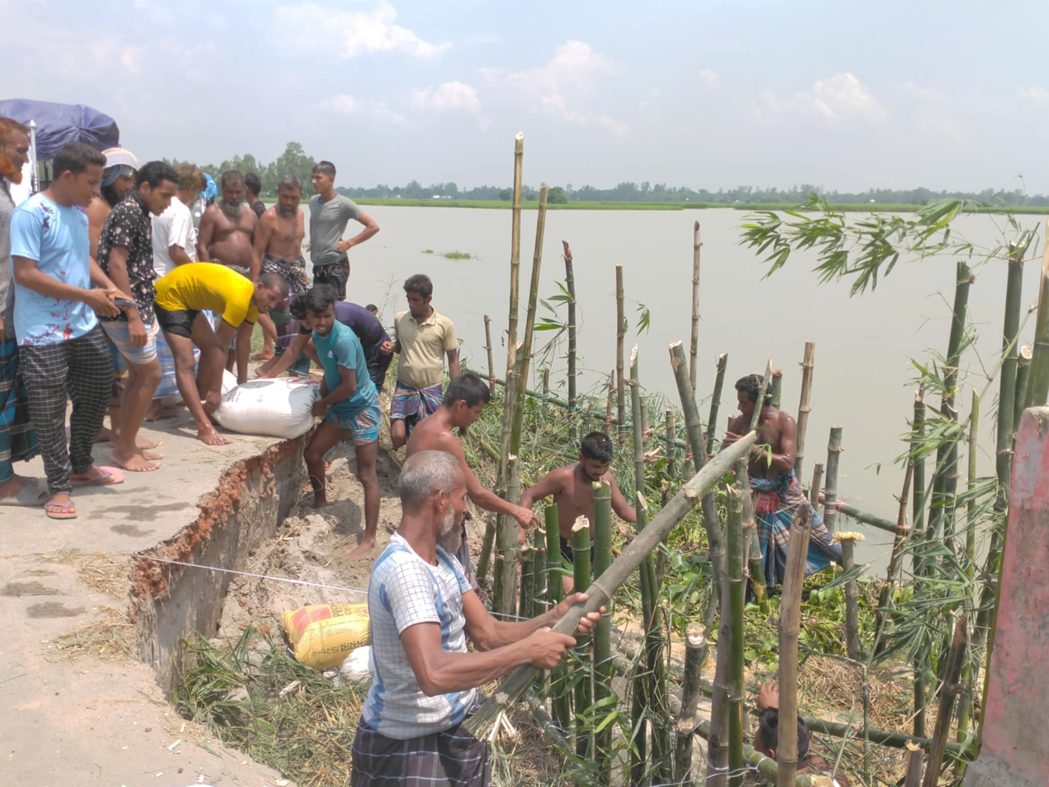 সেচ্ছা শ্রমে ব্রীজের এ্যাপ্রোচ মেরামত করছেন এলাকাবাসী
