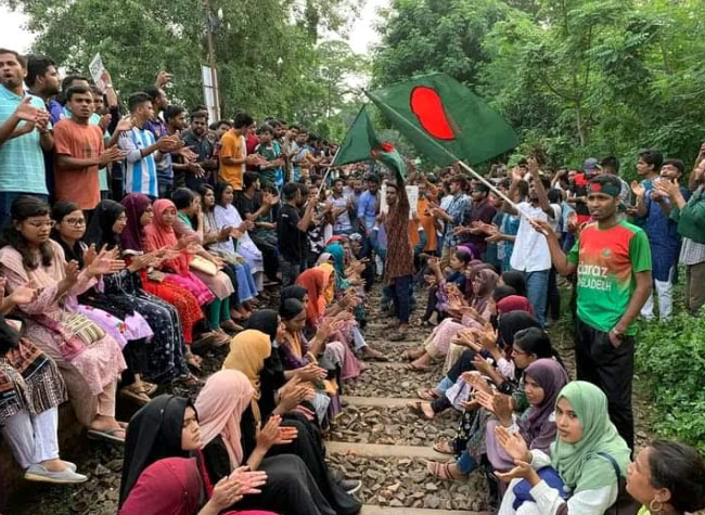 রাজশাহীতে রেললাইনে অবরোধ করেছে শিক্ষার্থীরা