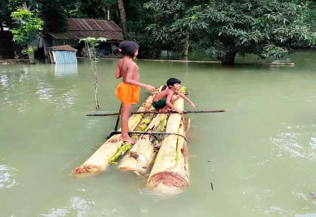 খাদ্য সংকটে সিরাজগঞ্জের বানভাসিরা