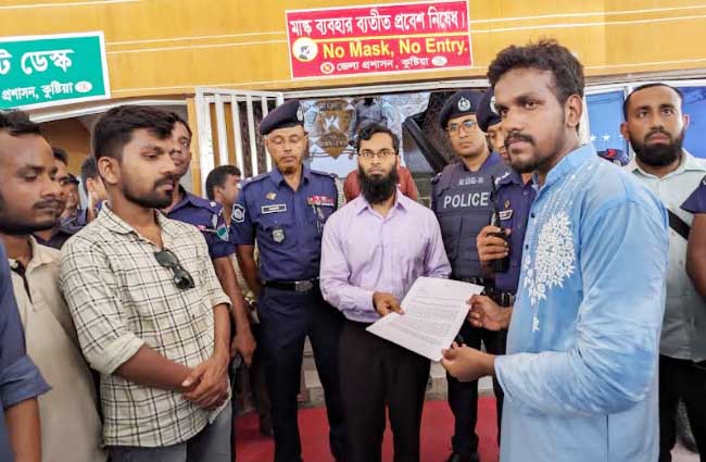 কোটা সংস্কারের দাবীতে ইবি শিক্ষার্থীদের গণপদযাত্রা ও স্মারকলিপি প্রদান 