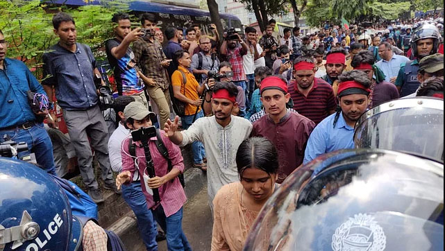 রাষ্টপতির কাছে স্মারকলিপি দিয়ে ২৪ ঘন্টায় দৃশ্যমান পদক্ষেপ দেখতে চান শিক্ষার্থী