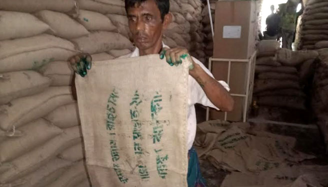 অবৈধ পন্থায় চালের বস্তায় সিল মারছিল চক্রটি