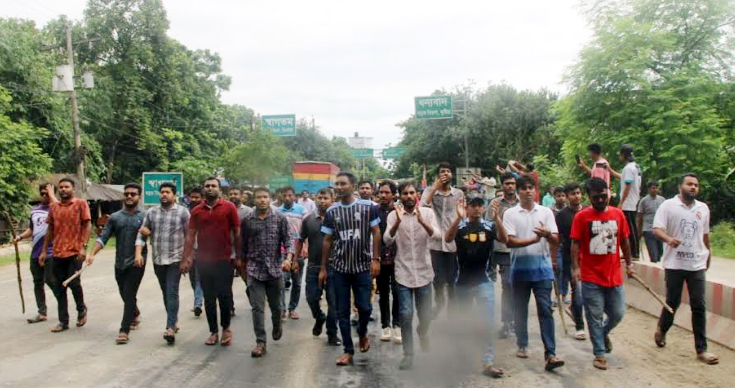লাঠিসোঁটা হাতে ইবি ছাত্রলীগের বিক্ষোভ মিছিল