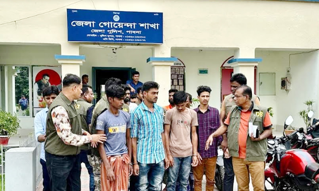 সাঁথিয়ায় এএসপি'র বাড়িতে ডাকাতির ঘটনায়  ডাকাতদলের ৮ সদস্য  গ্রেফতার