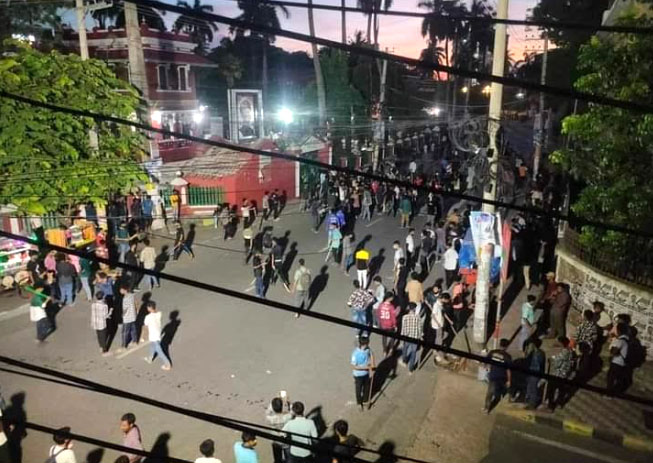 উত্তাল রাজশাহীতে ধাওয়া পাল্টা ধাওয়া, সড়ক অবরোধ