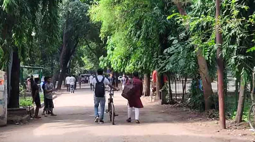 হল ছাড়ছে শিক্ষার্থীরা, ফাঁকা হচ্ছে ঢাবি