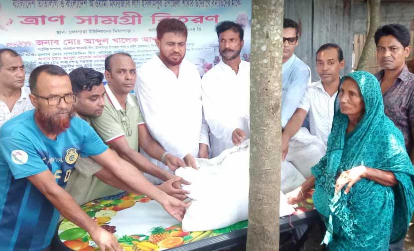 ইসলামপুরে বানবাসিদের মাঝে ত্রাণ বিতরণ