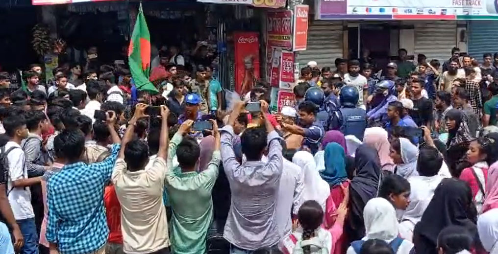 রাজাপুর-কাঠালিয়ায় পুলিশের সাথে সংঘর্ষে আহত ৫,  দূরপাল্লার বাস বন্ধ