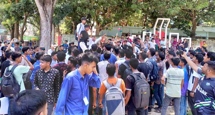 সিংড়ায় কোটা সংস্কারের দাবিতে সাধারণ শিক্ষার্থীদের বিক্ষোভ