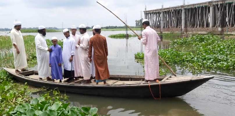 সিংড়ায় ব্রিজ না থাকায় খাল পারাপারে দুর্ভোগ