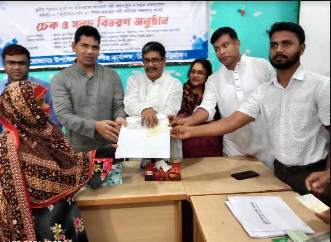 চিলমারীতে চেক ও সনদ বিতরণ