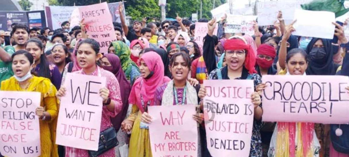 রাজশাহীতে ছাত্র-জনতার বিক্ষোভ, আহত গোয়েন্দা সদস্য 