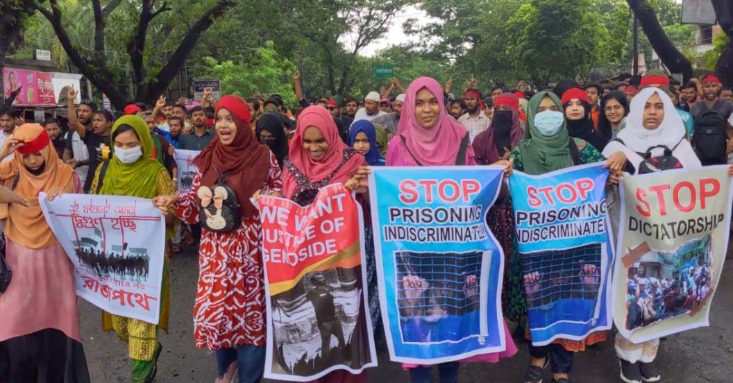 ইবিতে প্রধান ফটকে গ্রাফিতি এঁকে রাজনীতি মুক্ত ক্যাম্পাস ঘোষণা 