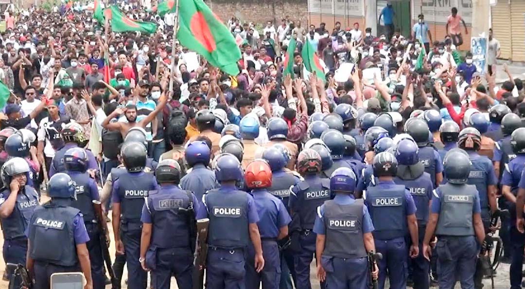 জামালপুরে বৈষম্য বিরোধী শিক্ষার্থীদের সাথে যুবলীগ-ছাত্রলীগের সংঘর্ষ; পুলিশের টিয়ারসেল নিক্ষেপ