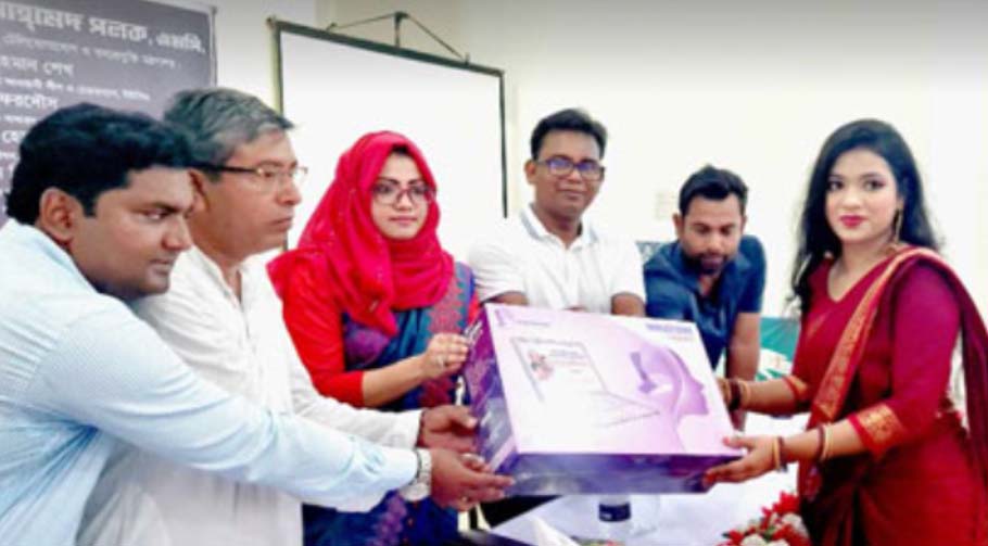 সিংড়ায় ১০৫ জন নারী উদ্যোক্তা পেলেন ল্যাপটপ