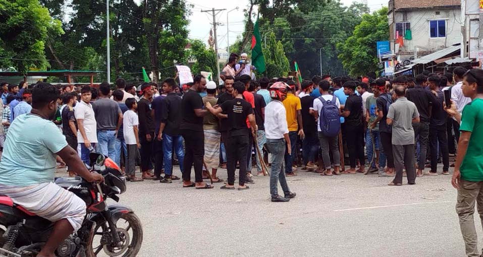 এক দফা দাবি বাগাতিপাড়ায় শিক্ষার্থীদের বিক্ষোভ, আ’লীগের অবস্থান