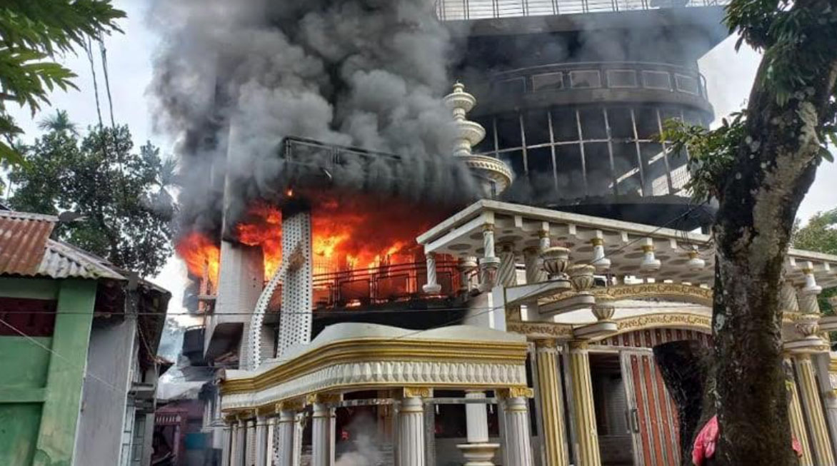 লালমনিরহাটে আ.লীগ নেতার বাড়িতে আগুন, দগ্ধ হয়ে ৬ জনের মৃত্যু