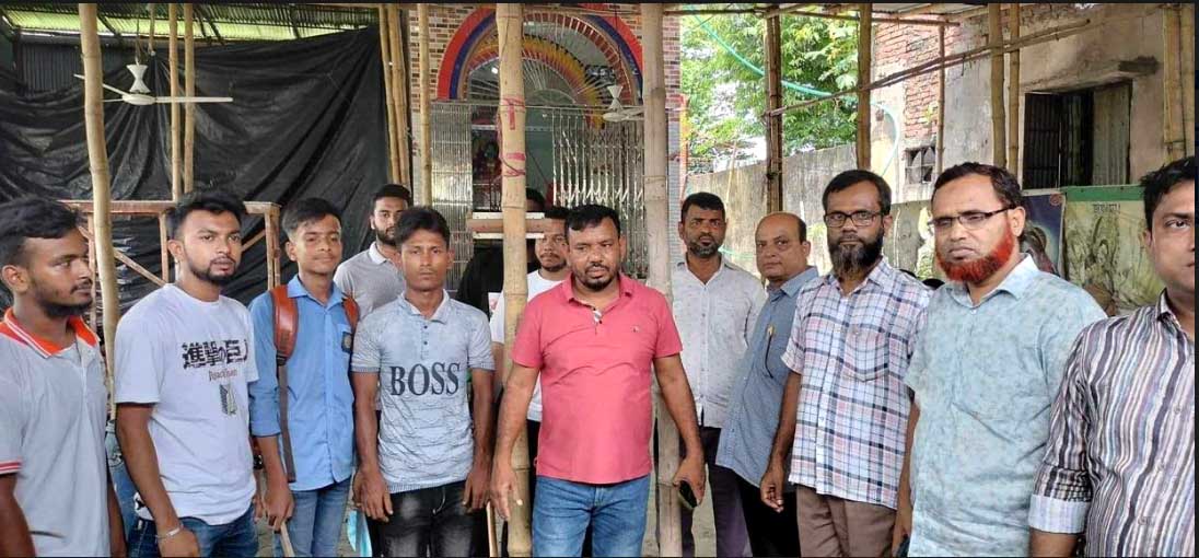রূপগঞ্জে মন্দির পাহারা দিচ্ছে সাধারণ শিক্ষার্থী ও বিএনপির নেতাকর্মীরা