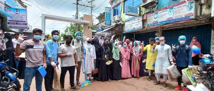 কক্সবাজারে সড়কে শৃঙ্খলার দায়িত্ব পালন করছেন শিক্ষার্থীরা