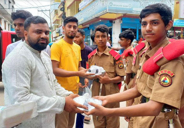 সিংড়ায় ট্রাফিকের কাজ করা শিক্ষার্থীদের মাঝে শিবিরের খাবার বিতরণ